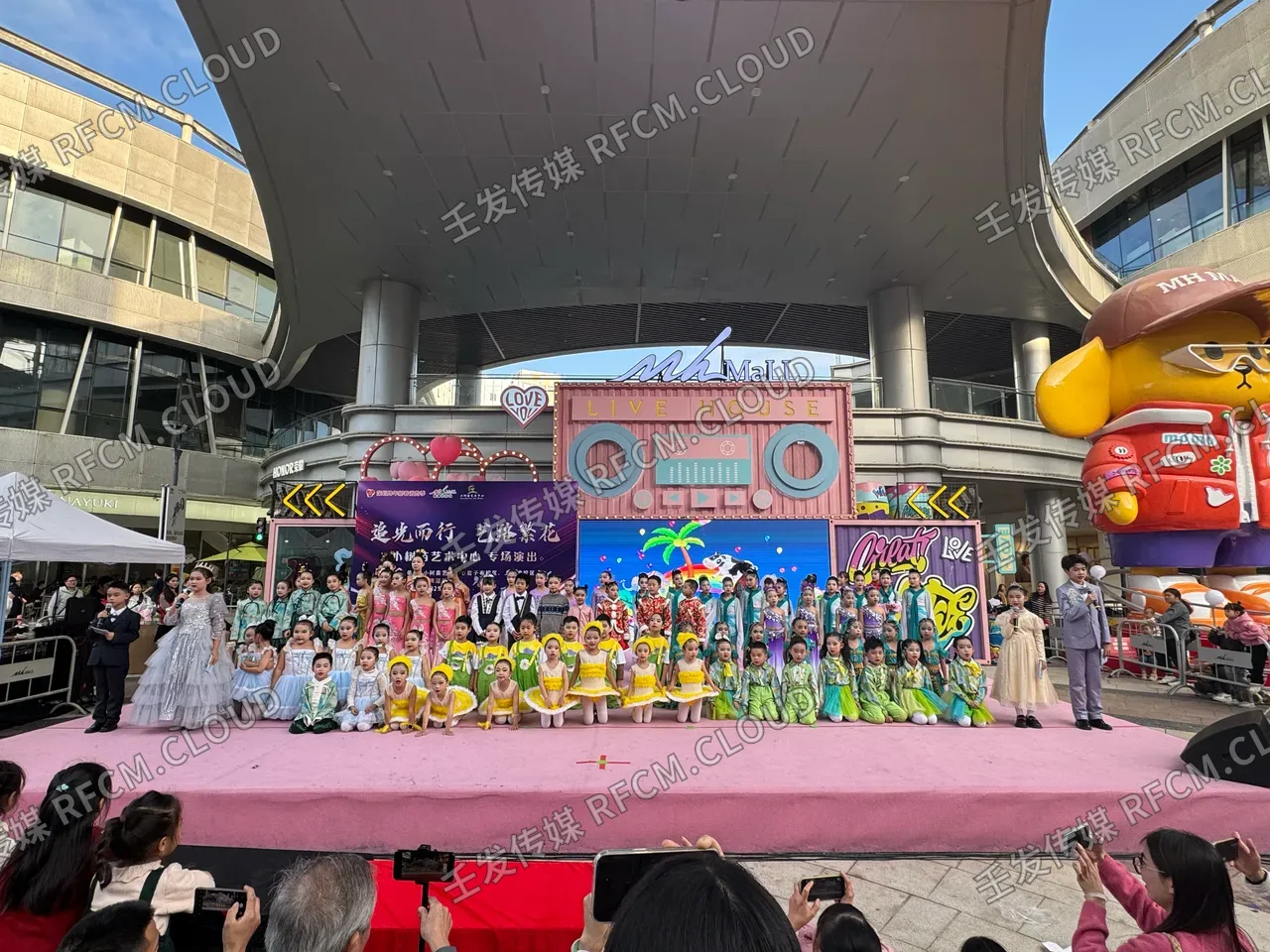 小孩子表演图片 1