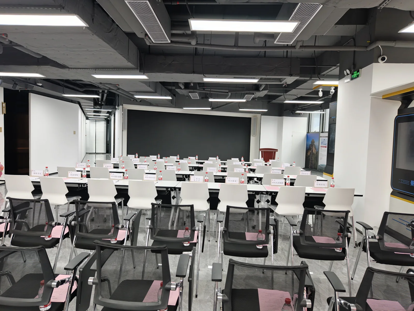 河南洛阳基金会活动直播现场照片
