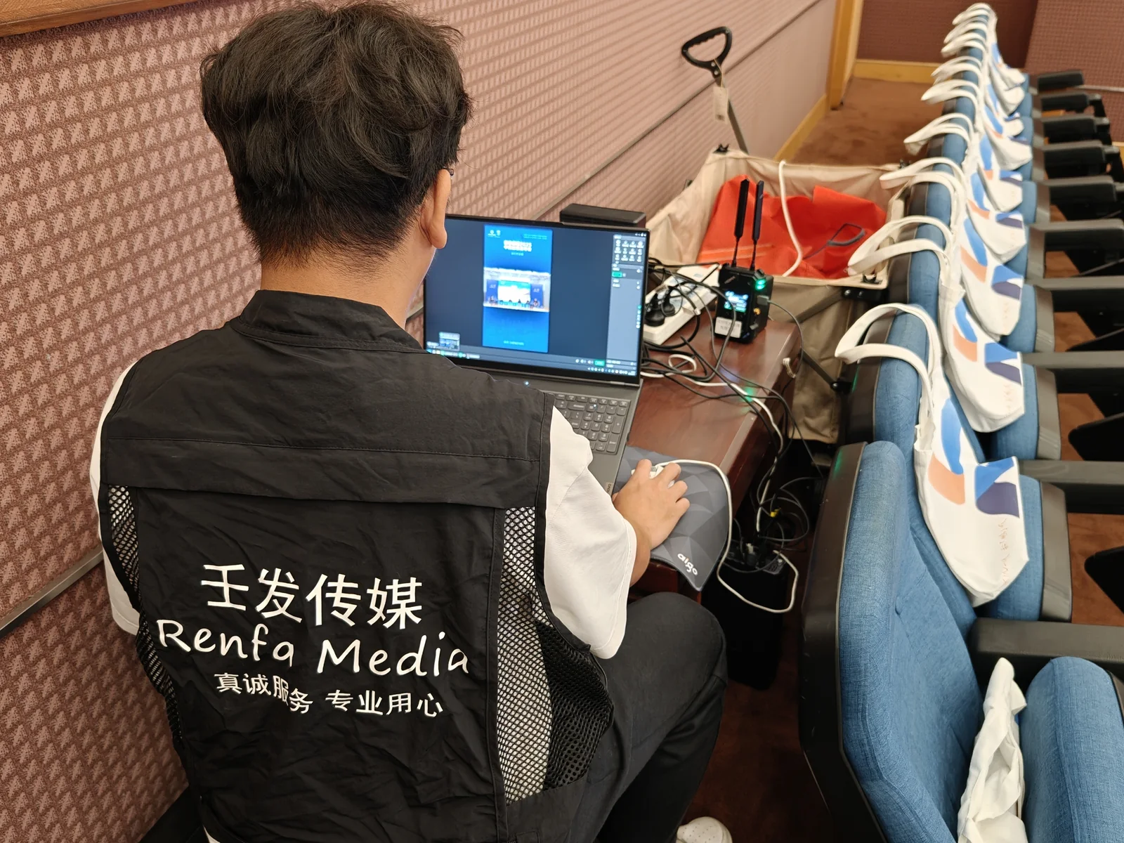 新华保险直播现场执行照片 3
