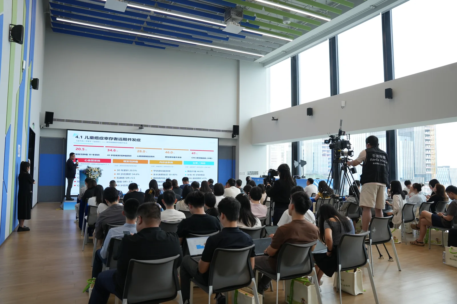 信美保险发布会双机位直播现场执行照片 3