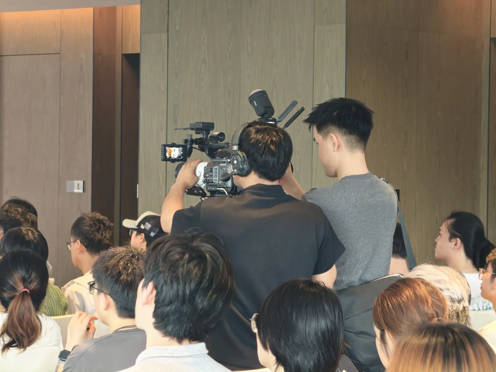 蒙娜字体直播单机位活动现场