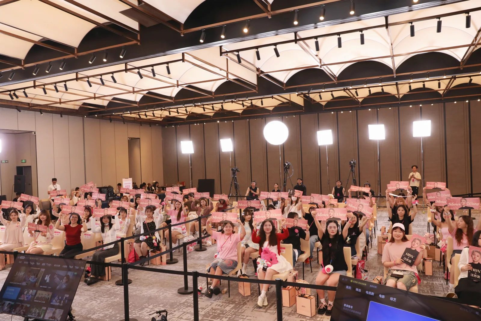 HBN 品牌直播活动现场，9 月 8 日凌晨完成搭建后的场地全景