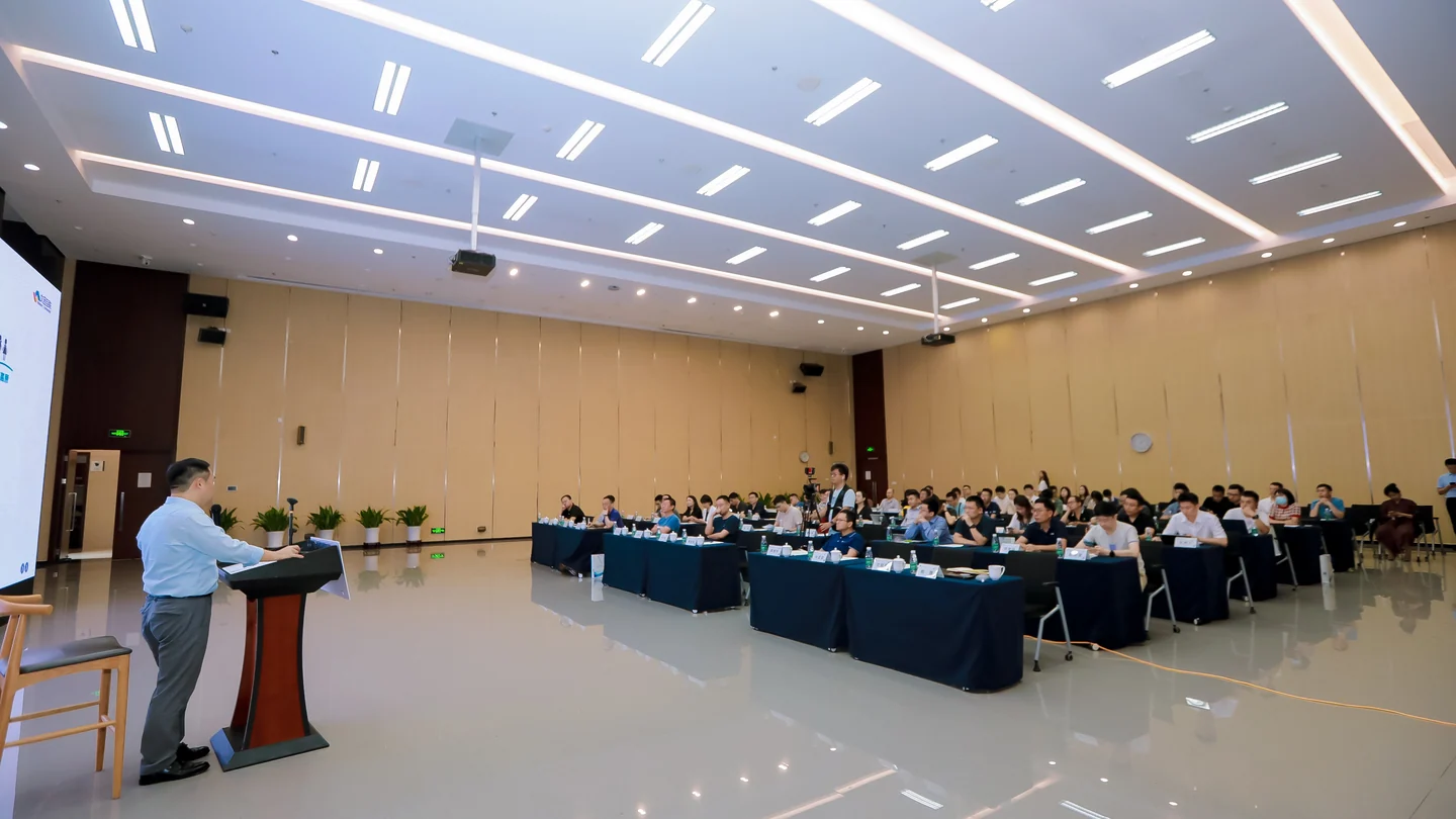 产业大模型论坛现场的主题分享与会场全景